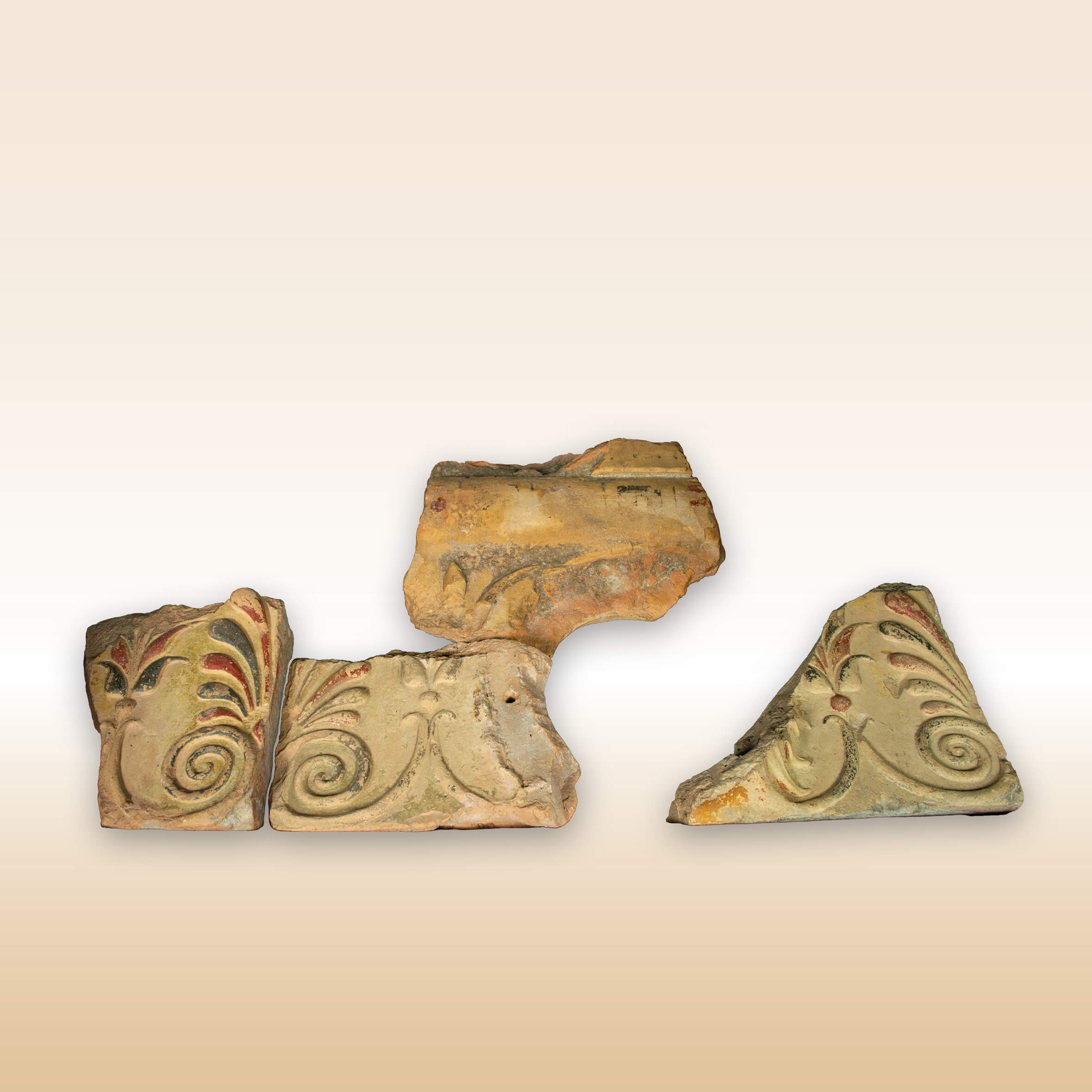 FRAMMENTO DI SIMA A OVOLI, GEISON CON DECORAZIONE A RILIEVO